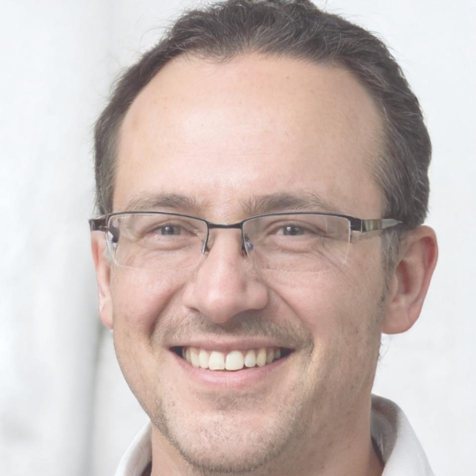 Carlos Mendoza, Director Financiero